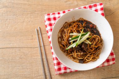 Jajangmyeon ya da JJajangmyeon, Kore Gıda Stili olan Kore eriştesidir.