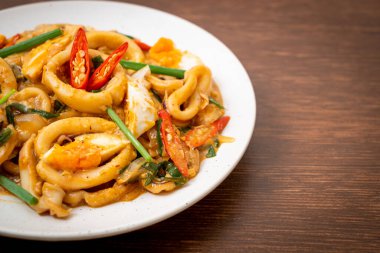 Kızarmış kalamar ya da ahtapotu tuzlu yumurtayla karıştırın - Asya yemeği tarzı