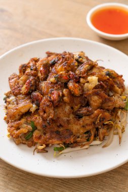 Kızarmış midyeli krep ya da midyeli omlet.