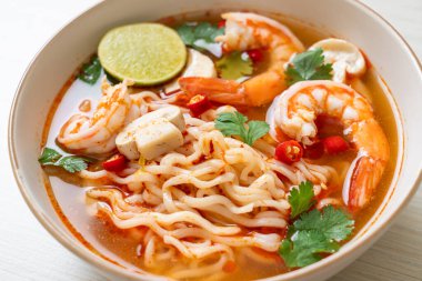 Karidesli baharatlı erişte çorbası (Tom Yum Kung) - Asya yemeği tarzı