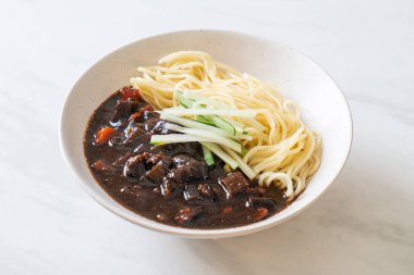 Jajangmyeon ya da JJajangmyeon, Kore Gıda Stili olan Kore eriştesidir.
