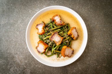 Kızarmış su mimozası ve tabakta domuz eti.