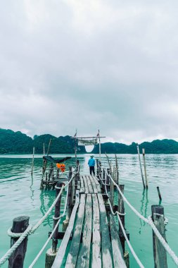 Khanom 'daki Talet Körfezi' ndeki ahşap köprü, Tayland 'daki Nakhon Sri Thammarat turizm beldesi
