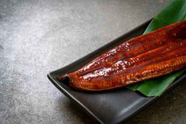 Izgara yılan balığı ya da soslu ızgara unagi (Kabayaki) - Japon yemeği..