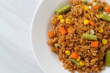 Yeşil bezelyeli kızarmış pirinç, havuç ve mısır - vejetaryen ve sağlıklı gıda tarzı