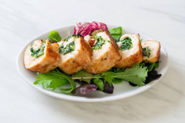 Peynir ve ıspanakla doldurulmuş fırında tavuk göğsü.