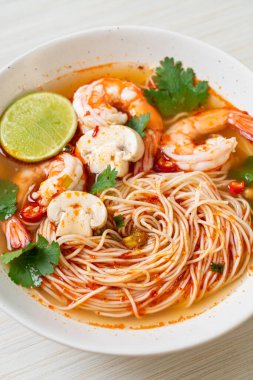 Baharatlı erişte çorbası ve beyaz kasede karides (Tom Yum Kung) - Asya yemeği tarzı