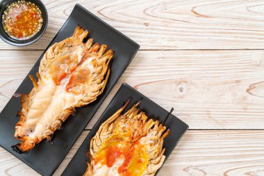 Izgara Taze Dev Nehir Karidesi Baharatlı Deniz Ürünleri Soslu