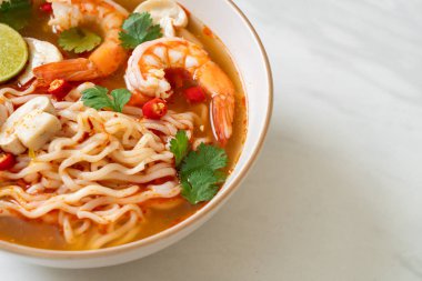 Karidesli baharatlı erişte çorbası (Tom Yum Kung) - Asya yemeği tarzı