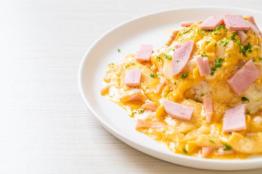 Pirinçli kremalı omlet veya jambonlu pilav ve yumuşak omlet.