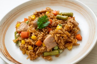Domuz eti ve sebzeli pilav.
