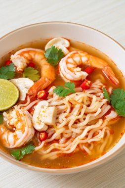 Karidesli baharatlı erişte çorbası (Tom Yum Kung) - Asya yemeği tarzı