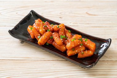 Kore usulü baharatlı pirinç keki (Tteokbokki).