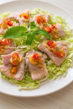 Baharatlı domuz salatası ya da limon sarımsaklı haşlanmış domuz eti ve acılı sos.