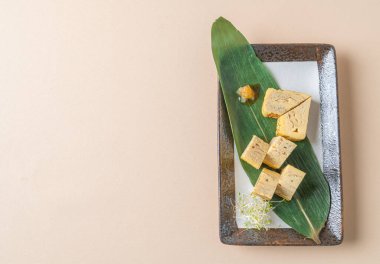 Tamagoyaki, Japon usulü sarılmış omlet. Japon usulü.