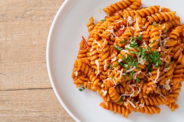 domates soslu ve peynirli spiral veya spiralli makarna - İtalyan yemek tarzı