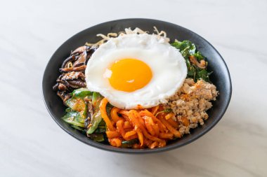 Bibimbap, Kore baharatlı salata pilav ve sahanda yumurta. Geleneksel Kore yemeği tarzı.