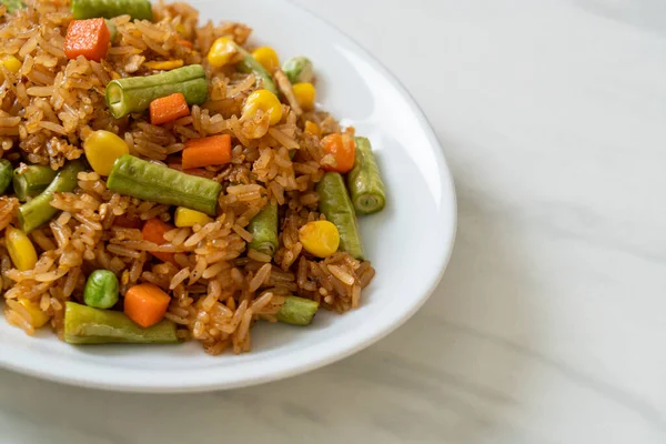 Arroz Frito Com Ervilhas Verdes Cenoura Milho Estilo Comida Vegetariana — Fotografia de Stock