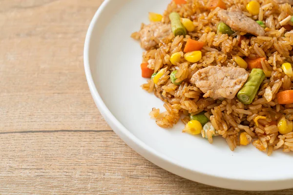 Nasi Goreng Dengan Daging Babi Dan Sayuran — Stok Foto