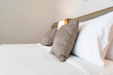 İç dekorasyon odasındaki güzel yastık.