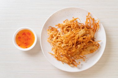 Kızarmış Enoki Mantarı veya Altın İğne Mantarı - vejetaryen ve vejetaryen yemek tarzı