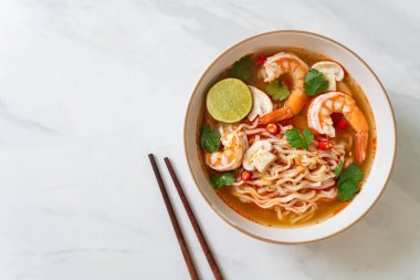 Karidesli baharatlı erişte çorbası (Tom Yum Kung) - Asya yemeği tarzı