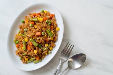 Yeşil bezelyeli kızarmış pirinç, havuç ve mısır - vejetaryen ve sağlıklı gıda tarzı