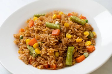 Yeşil bezelyeli kızarmış pirinç, havuç ve mısır - vejetaryen ve sağlıklı gıda tarzı