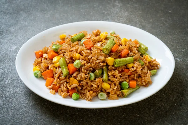 Arroz Frito Com Ervilhas Verdes Cenoura Milho Estilo Comida Vegetariana — Fotografia de Stock