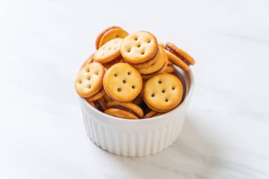 Hindistan cevizli bisküvi ve ananas reçeli.