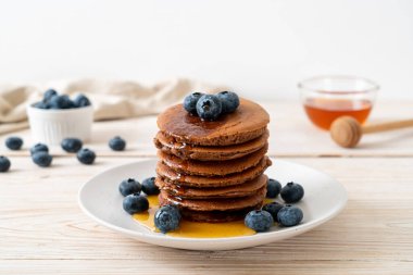 Yaban mersinli ve ballı krep yığını.