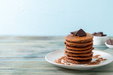 Çikolatalı krep yığını.