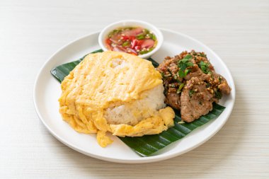 Kızarmış domuz eti ve baharatlı soslu yumurta, Asya usulü.