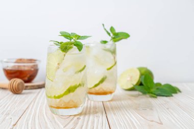 Naneli buzlu bal ve limonlu soda, ferahlatıcı içecek.