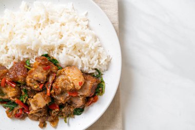 Kızarmış domuz eti ve pirinçli fesleğen Asya yerel sokak yemeği tarzı.