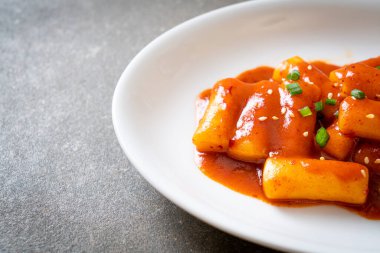Baharatlı soslu Kore pirinç keki çubuğu (Tteokbokki) - Kore yemeği tarzı