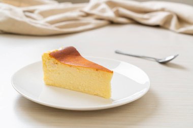 Beyaz tabakta ev yapımı cheesecake.