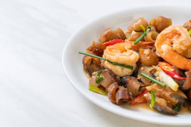 Karidesli haşlanmış deniz hıyarı Asya usulü.