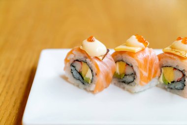 Japon usulü peynirli somon dürümü suşi.