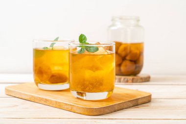 Buzlu ve naneli Çin eriği suyu.