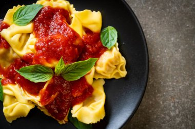 Domates soslu İtalyan tortellini makarnası - İtalyan yemeği tarzı.