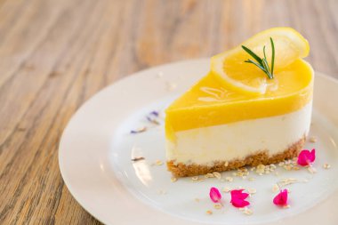 Kafede ve restoranda tabakta limonlu kek.