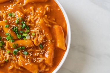 Kore hazır şehriyesi ve Kore baharatlı soslu Tteokbokki, Rabokki - Kore yemeği tarzı.