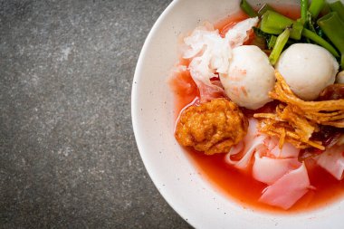 (Yen-Ta-Four) - Tayland usulü erişteli soya peyniri ve balık köftesi - Asya usulü