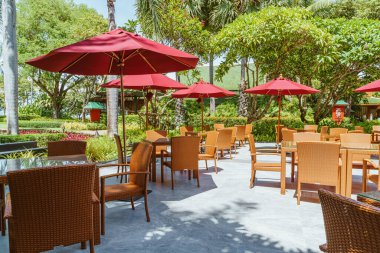 Boş teras masası ve şemsiyeli sandalye.