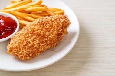 Kızarmış tavuk göğsü fileto biftek yanında patates kızartması ve ketçap.