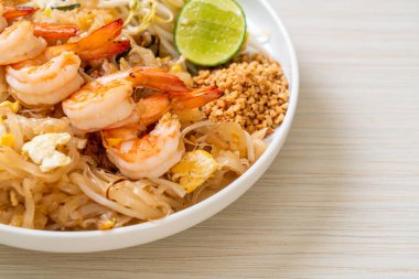 Karides ve lahanalı kızarmış şehriye ya da Pad Thai - Asya yemeği tarzı