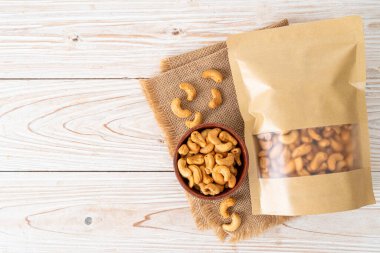 Tahta kasede fındık ve fotokopi alanı.