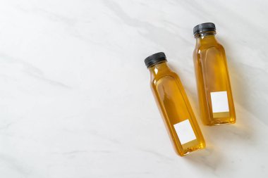 Kasımpatı suyu şişesi mermer arka planda - sağlıklı içecek