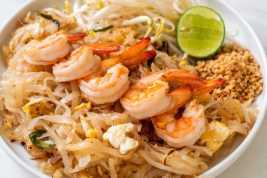 Karides ve lahanalı kızarmış şehriye ya da Pad Thai - Asya yemeği tarzı